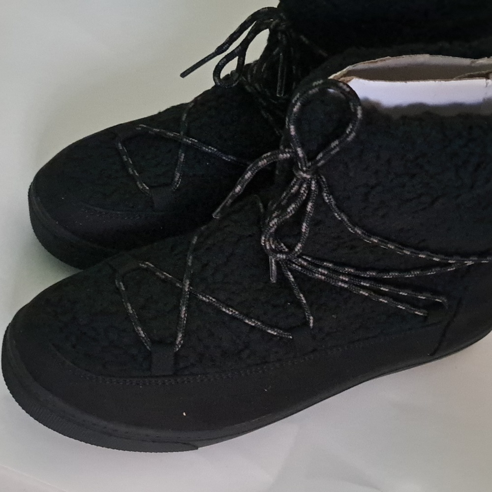 Old navy Faux-Fur-Lined Sherpa Boots for Women size 10 color black - Picture 3 of 4